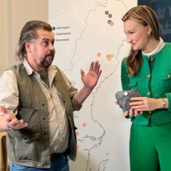 SGU har fått regeringsuppdraget att återstarta "Mineraljakten". Statsgeolog Erik Jonsson berättade för energi- och näringsminister Ebba Busch om olika mineral som finns i svensk berggrund. Foto: SGU