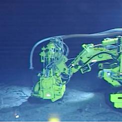 Mineralrikt bottensediment har hämtats upp från 6 000 meters djup nära Minamitorishima i Stilla havet. Foto: Minamitorishima-programmet.