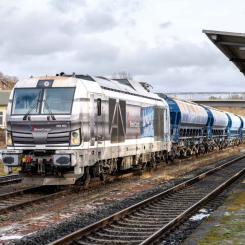 RheinCargo transporterar kalk med Vectron-lok till thyssenkrupp Steels anläggning i Duisburg-Nord. Foto: RheinCargo.