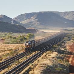 Malmtåg i Pilbara-regionen. Foto: Copyright © 2023 Rio Tinto