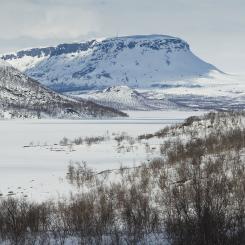 Saana-fjället (ett av de högsta fjällen i Finland) nära Kilpisjärvi, sett från söder över sjön Ala-Kilpisjärvi i Enontekiö, Lappland, Finland.  Foto: Wikipedia Common, kredit: Ximonic (Simo Räsänen)