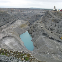 Boliden flaggar för minskad produktion i Aitikgruvan på grund av förekomst av mycket hård bergart. Foto: TZorn/Wikimedia Commons