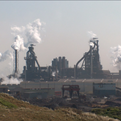 Stålverket IJmuiden i Nederländerna. Foto: Jesper Schoen - http://members.lycos.nl/fotoarchiefvon/hoogovens.JPG/Wikimedia Commons