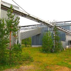 Försöksanläggning för ett tidigare karbonatitprojekt på området. Försöksanläggningen uppfördes på 1970-talet i Tulppio, Savukoski, Finland, i anslutning till det så kallade Sokli-karbonatitkomplexet, juli 2013. Den aktuella Sokli-fyndigheten i finska Lappland är en av Europas största kända karbonatitfyndigheter och innehåller bland annat fosfat, sällsynta jordartsmetaller och andra strategiskt viktiga mineraler. Foto: Wikipedia Common, kredit: Sepp Vei