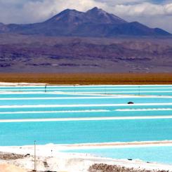 Laguner med litium i Salar de Atacama med världens högsta kända koncentrationer av litium och kalium. Foto: SQM