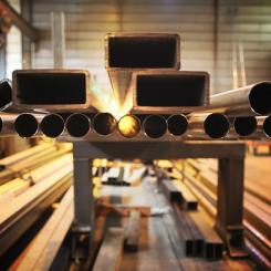 Stålrör i fabrik, symbolbild. Foto: Creative Commons Lic, kredit: Pixabay /Ludex 2014