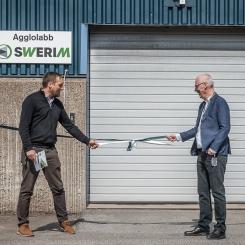 Mikael Larsson, affärsområdeschef Metallurgi och vd Pontus Sjöberg ”klipper” bandet vid invigningen av det nya agglomeringslabbet hos Swerim i Luleå. Foto: Magnus Stenberg, Luleåfotograferna 