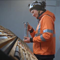 Provkontroll efter testborrningar. Foto: Finnish Mineral Group