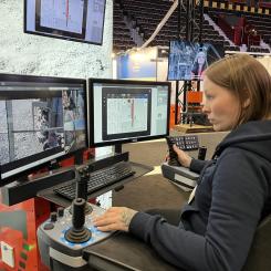 Operatören Jonna Anttila körde borriggen från en fjärrstyrningsstation i Sandviks monter.