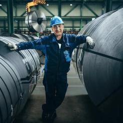 Tretton tusen personer arbetar vid ThyssenKrupps anläggning i Duisburg – Europas största stålverk, som står för nästan en tredjedel av hela kontinentens produktion. Det är mindre en fabrik än ett industriellt landskap som sträcker sig tre kilometer längs Rhen. Färgerna skiftar mellan rostbrunt, limegrönt och martianskt rött – men under ytan handlar det om framtidens Europa. Foto: ThyssenKrupp