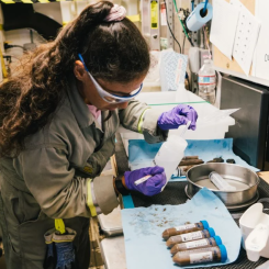 Företaget TMC analyser prover från havsbotten. TMC väntar på klartecken för att påbörja djuphavsutvinning av mineraler i Clipperton-zonen. Foto: The Metals Company