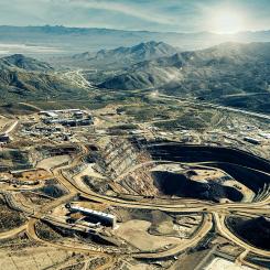 Mountain Pass i USA är en gruva som bryter sällsynta jordartsmetaller. Foto: Tmy350/Wikimedia Commons