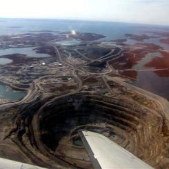 Diamantgruvan Diavik i norra Kanada har under sin livslängd producerat diamanter till värden av flera miljarder dollar. Nyligen stängde gruvan för gott. Foto: Trevor MacInnis/Wikimedia Commons