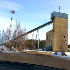 Anrikningsverket i Vuonos härstammar ursprungligen från Outokumpu Oy, som använde anläggningen för metallanrikning. Deponin för anrikningssand anlades 1971 och användes fram till 1986. Därefter har verksamheten haft flera ägare. Foto: Outokumpu