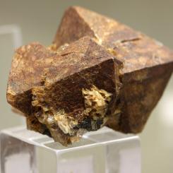 Xenotim, en mineralkälla som innehåller terbium bland annat. Foto: Elke Wetzig Elya/Wikimedia Commons