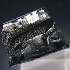 Spetsglans (även kallat antimonglans), en form av antimonsulfid. Ordet antimon härstammar från det franska ordet för munkdödare ("antimoine") eftersom munkar använde det för att studera alkemi, ovetande om hur giftigt det var. Foto: Jurii — http://images-of-elements.com/antimony.php/Wikimedia Commons